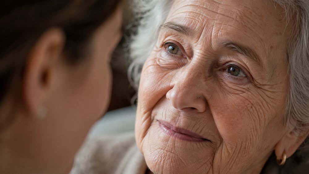 Retrato de una mujer mayor mirando con serenidad a quien la acompaña